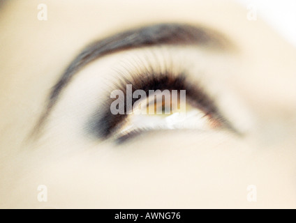 Frau braune Augen blickte, unscharfes schließen. Stockfoto