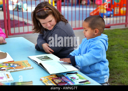 Mitarbeiter in Garden Grove Kalifornien Boys and Girls Club arbeiten mit Kleinkinder in Tag Intensivstation und ältere Kinder im Club sett Stockfoto