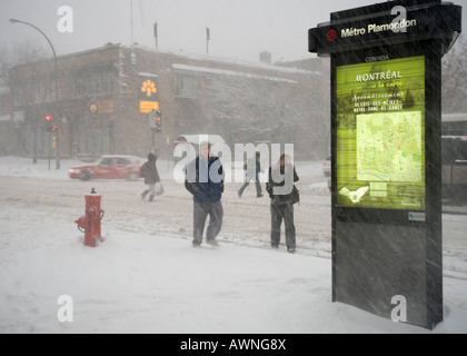 Fußgänger kämpfen gegen Wind und Schneetreiben auf 8. März 2008 in Montreal, Quebec, Kanada. Stockfoto