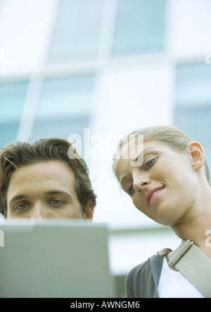 Junges Paar mit Laptop zusammen, niedrigen Winkel Ansicht Stockfoto