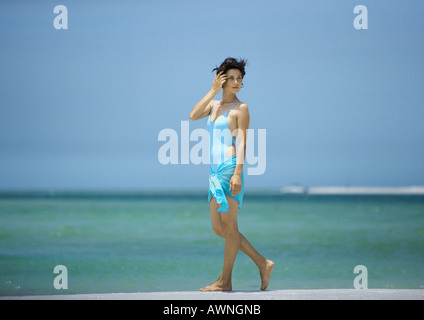 Frau zu Fuß am Strand Stockfoto