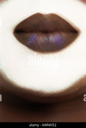Frau trägt dunkle Lippenstift, Nahaufnahme von Mund, unscharf Stockfoto