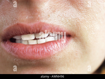 Nahaufnahme des Weibes Mund leicht geöffnet. Stockfoto