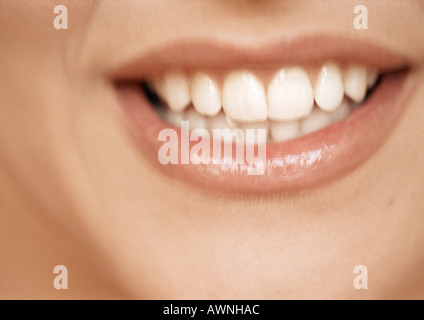 Unteren Bereich der Frau ins Gesicht, toothy Lächeln, extreme Nahaufnahme Stockfoto