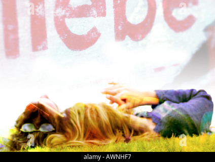 Paar am Boden liegen, und "Liebe" Text in Deutsch, montage Stockfoto