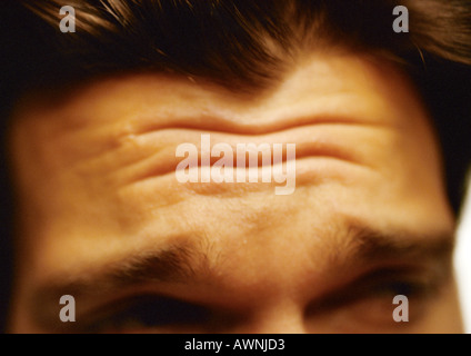 Mannes zerfurchte Stirn, extreme Nahaufnahme Stockfoto