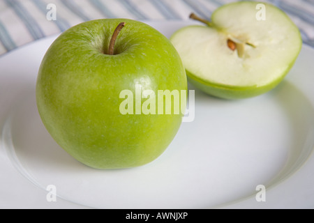 Grüner Apfel auf einem Teller Stockfoto