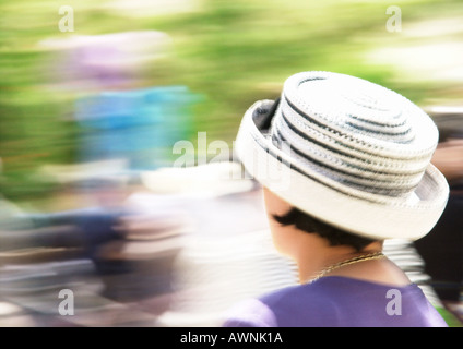 Israel, Jerusalem, Frau mit Hut, Rückansicht, unscharf Stockfoto