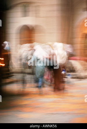 Israel, Jerusalem, Gruppe von Frauen tragen Kopfbedeckungen, Rückansicht, unscharf Stockfoto