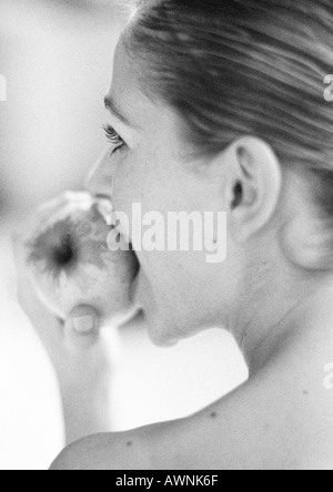 Frau einen Apfel essen Rückansicht, close-up Stockfoto