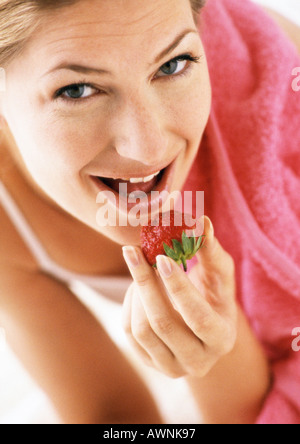 Frau, Essen, Erdbeere, niedrigen Winkel Ansicht, Nahaufnahme Stockfoto
