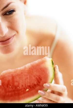 Teilansicht der Frau hält Scheibe Wassermelone, Nahaufnahme Stockfoto