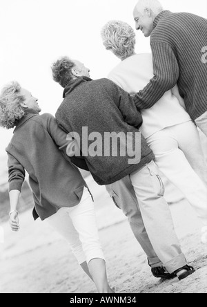 Zwei ältere Ehepaare, einem Strandspaziergang zusammen, hinten anzeigen, B&W Stockfoto