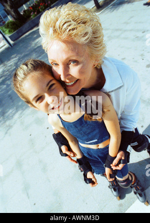 Reife Frau und junges Mädchen auf in Inline-Skates, lächelnd, erhöhte Ansicht Stockfoto