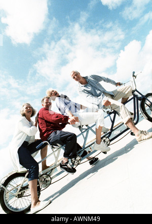 Ältere Paare auf Tandem am Strand, Porträt Stockfoto