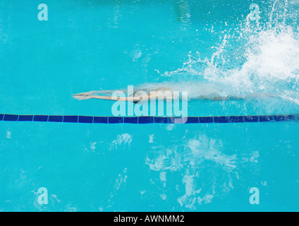 Frau unter Wasser nach dem Tauchen in pool Stockfoto