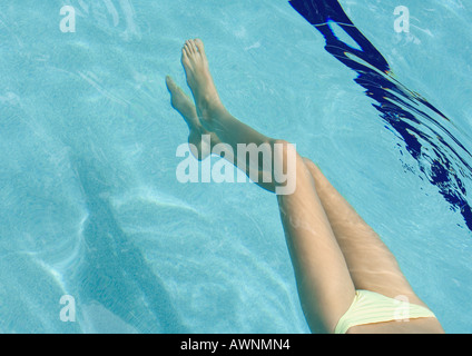 Frau, Schwimmen im Pool, Blick von der Taille nach unten Stockfoto