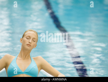 Frau entspannenden Pool mit geschlossenen Augen Stockfoto