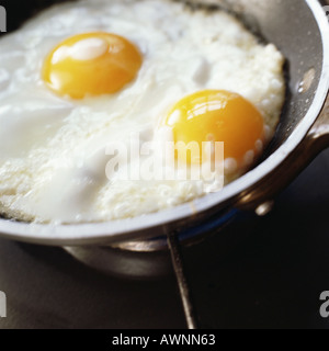 Nahaufnahme von Eiern in der Pfanne braten Stockfoto