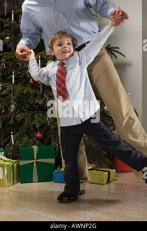 Vater und Sohn tanzen Stockfoto