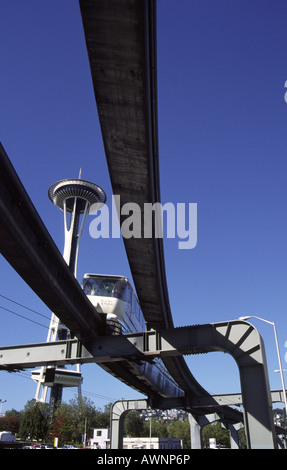 Seattles Sky Train vor dem legendären Space Needle-Turm zu sehen. Seattle, Washington State, USA.