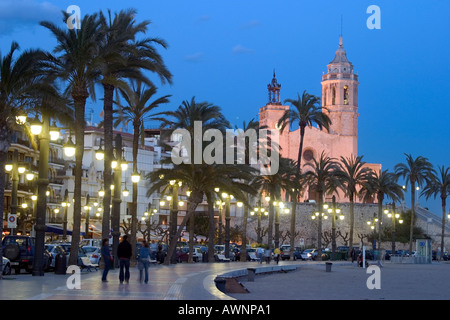 Küstenstadt Sitges an der spanischen Mittelmeerküste bei Dämmerung, Sitges, Katalonien, Spanien, Europa, EU Stockfoto