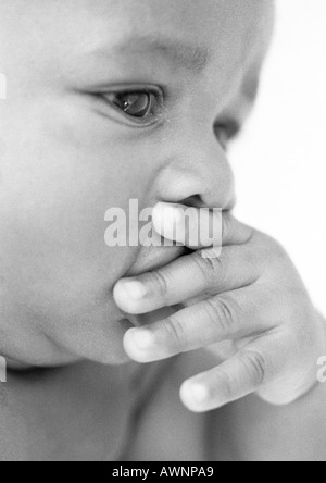 Baby mit der Hand über Mund, Nahaufnahme, b&w Stockfoto