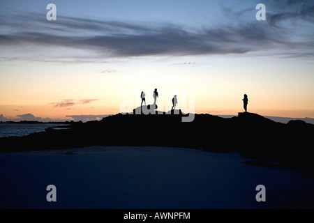 Silhouette Menschen auf Felsen Stockfoto