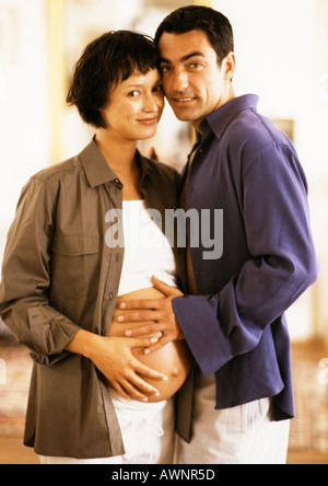 Mann berühren schwangere Frau Bauch, Porträt Stockfoto