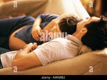 Mann und schwangere Frau auf Sofa, erhöhte Ansicht Stockfoto
