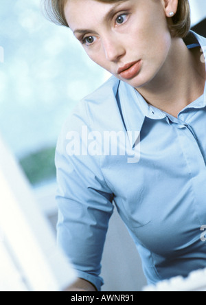 Geschäftsfrau aussehende aufmerksam, Nahaufnahme Stockfoto