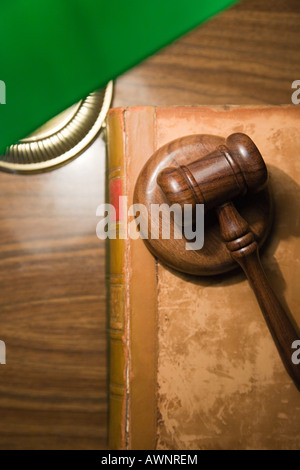 Ein Hammer auf ein Buch Stockfoto