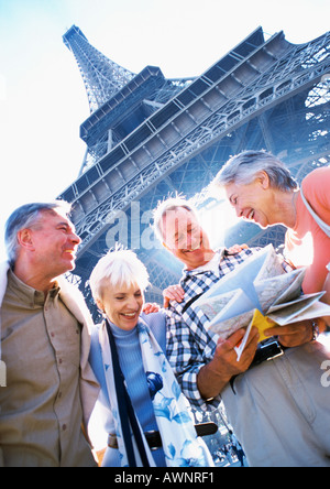 Frankreich, Paris, ältere Touristen Prüfung eine Landkarte vor Eiffelturm, niedrigen Winkel Ansicht Stockfoto