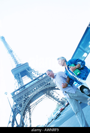 Frankreich, Paris, Reife Frau und Mann zu Fuß vor Eiffelturm Stockfoto