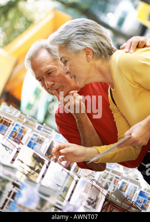 Reife Frau und Mann, Blick auf Postkarten Stockfoto