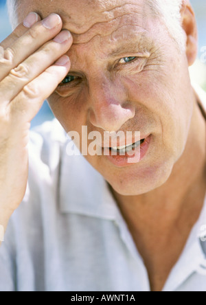 Reifer Mann ins Gesicht, hand auf Kopf, Blick in die Kamera, Nahaufnahme, Porträt Stockfoto