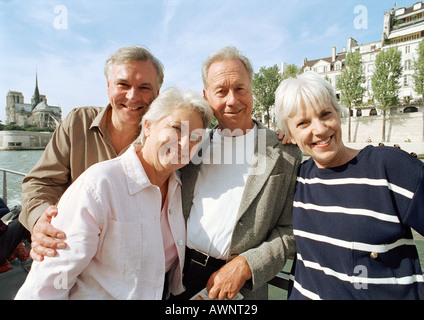 Frankreich, Paris, reife Männer und Frauen posieren vor dem Fluss Seine Stockfoto