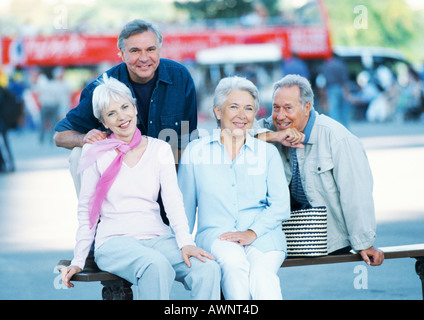 Gruppe von Erwachsenen Personen auf einer Bank, Porträt Stockfoto