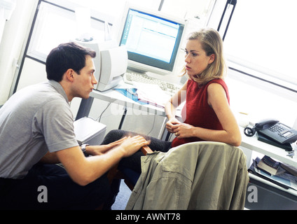 Mann und Frau diskutieren im Büro Stockfoto