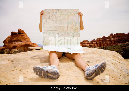 Lesung Touristenkarte, Moab, Canyonlands, Utah, Vereinigte Staaten von Amerika Stockfoto