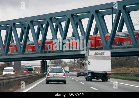 Eisenbahnbrücke, die über eine Autobahn Stockfoto