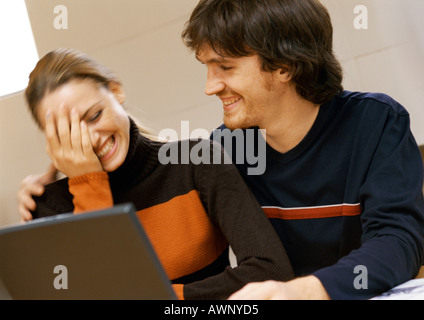 Mann und Frau Lächeln, Frau mit hand aufs Gesicht Stockfoto