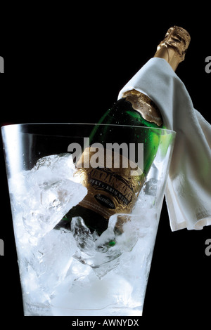 Flasche Champagner auf Eis in Champagnerkühler Stockfoto