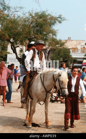 Camargue-Guardian-Cowboy mit Frau in Tracht am Festival von Santes Maries De La reine Stockfoto