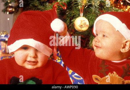 BABY BOYS IN WEIHNACHTSMANN OUTFITS Stockfoto