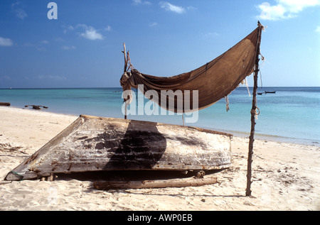 Strand-Szene mit alten Fischerboot bei Kizimkazi an der Südwestküste der Insel Sansibar, Tansania Stockfoto