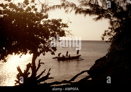 Einheimische Männer Angeln in der Abenddämmerung in Kizimkazi an der Südwestküste der Insel Sansibar, Tansania Stockfoto
