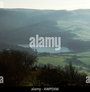 Zwei Frauen suchen über Ridgegate Reservoir und Macclesfield Wald aus Teggs Nase Country Park Stockfoto