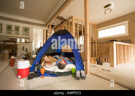 Paar in seinem unvollendeten Wohnzimmer camping Stockfoto