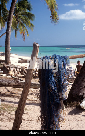 NET trocknen am Strand von Kizimkazi an der Südwestküste der Insel Sansibar, Tansania Stockfoto